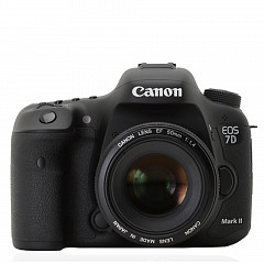 Canon 7D Mark II con lente